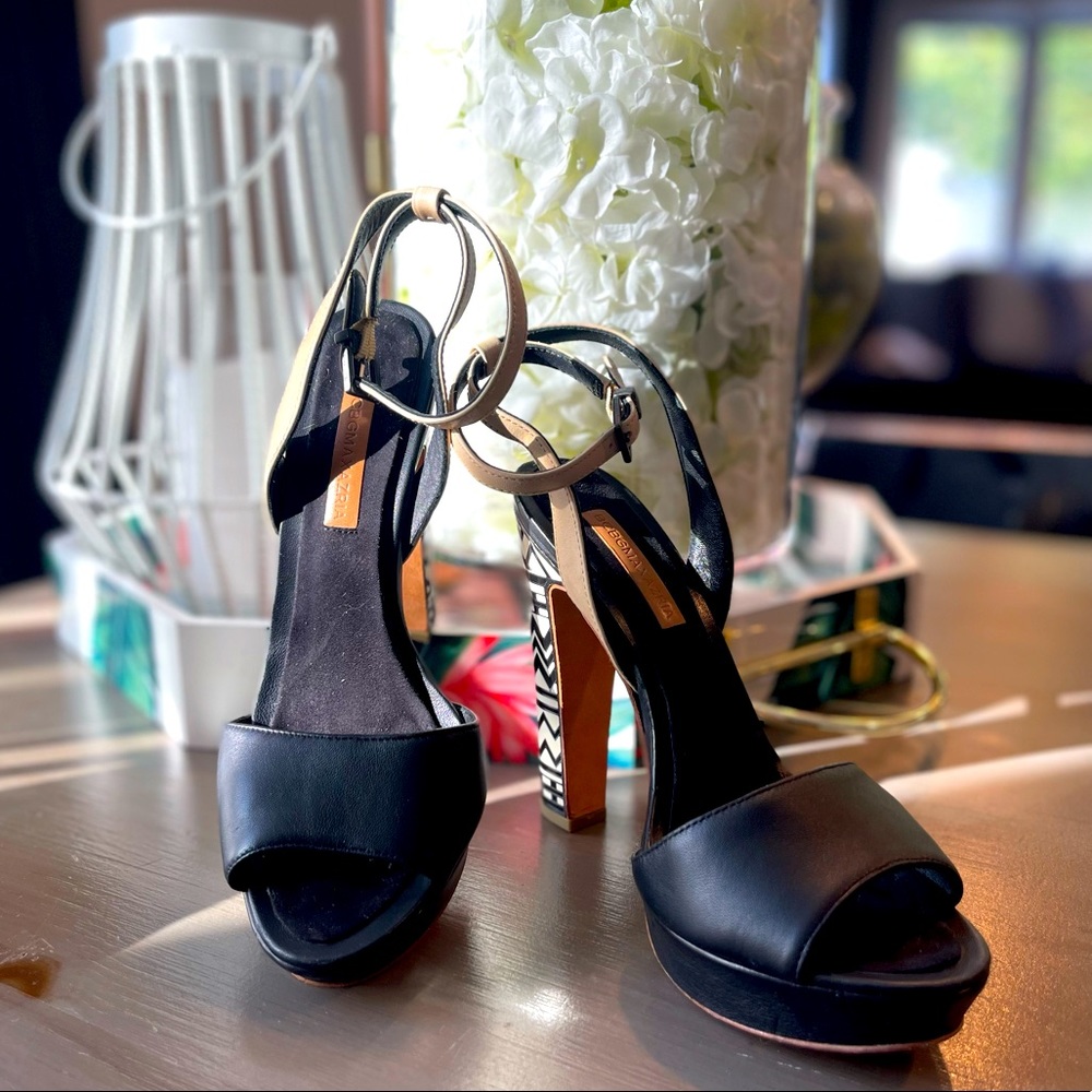 BCBG MAX AZRIA “Marcel” Black Classic Napa Size: 8.5 B